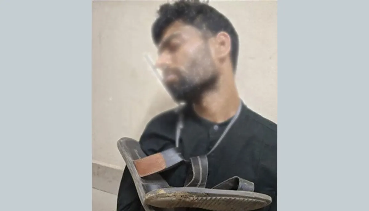 Chhatra league worker given shoe garland to police by chhatra dal