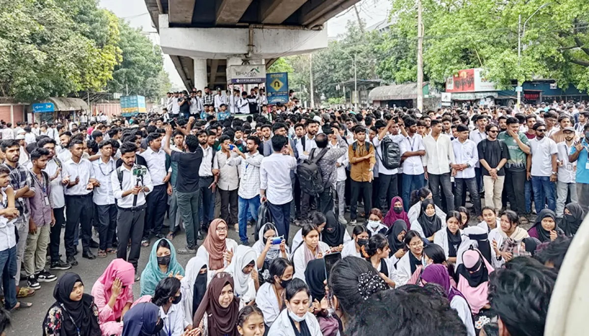 ছবিতে সাত রাস্তা মোড়ে পলিটেকনিক শিক্ষার্থীদের অবস্থান