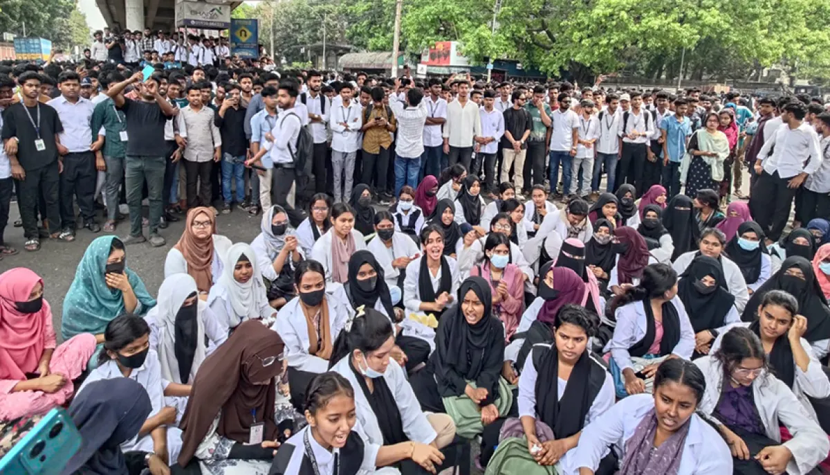 The picture shows the location of polytechnic students at the seven way intersection