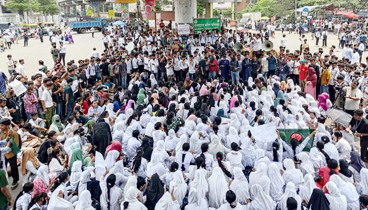 ছবিতে সাত রাস্তা মোড়ে পলিটেকনিক শিক্ষার্থীদের অবস্থান