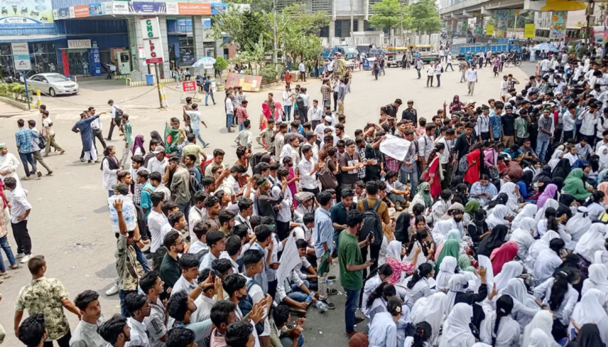 ছবিতে সাত রাস্তা মোড়ে পলিটেকনিক শিক্ষার্থীদের অবস্থান