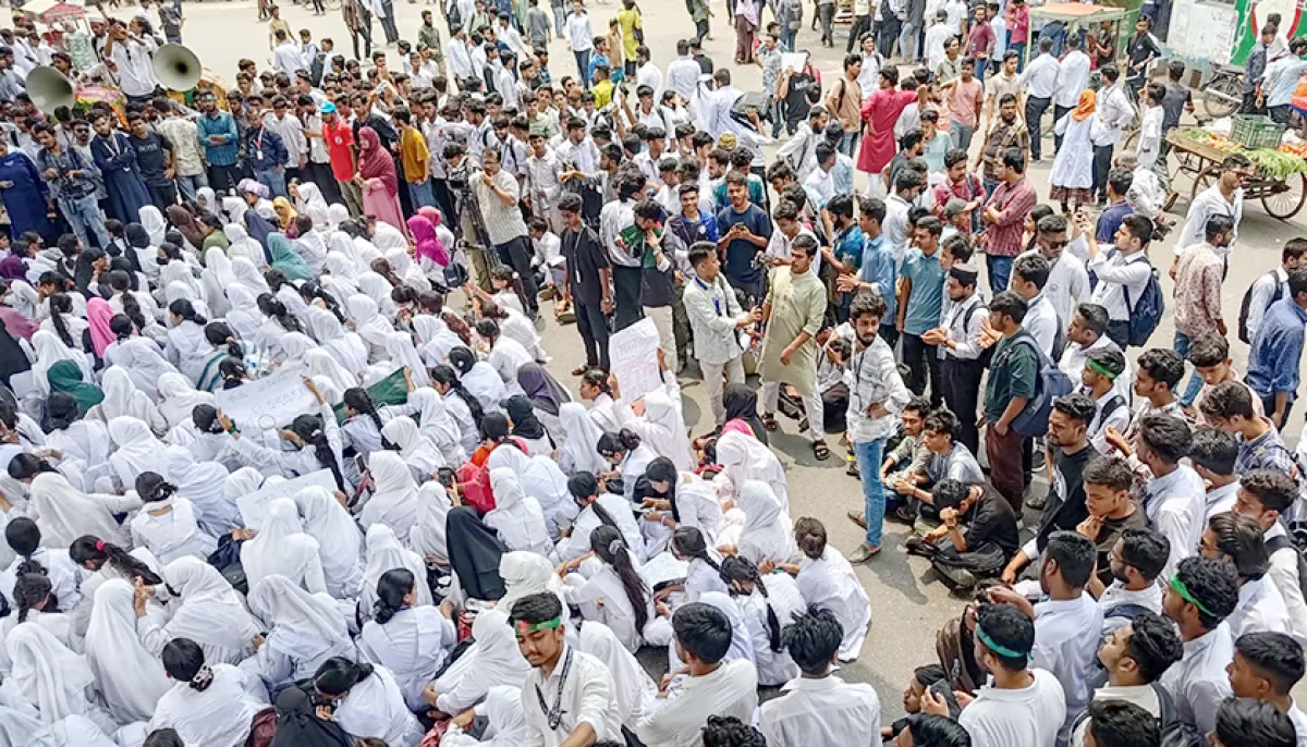 ছবিতে সাত রাস্তা মোড়ে পলিটেকনিক শিক্ষার্থীদের অবস্থান