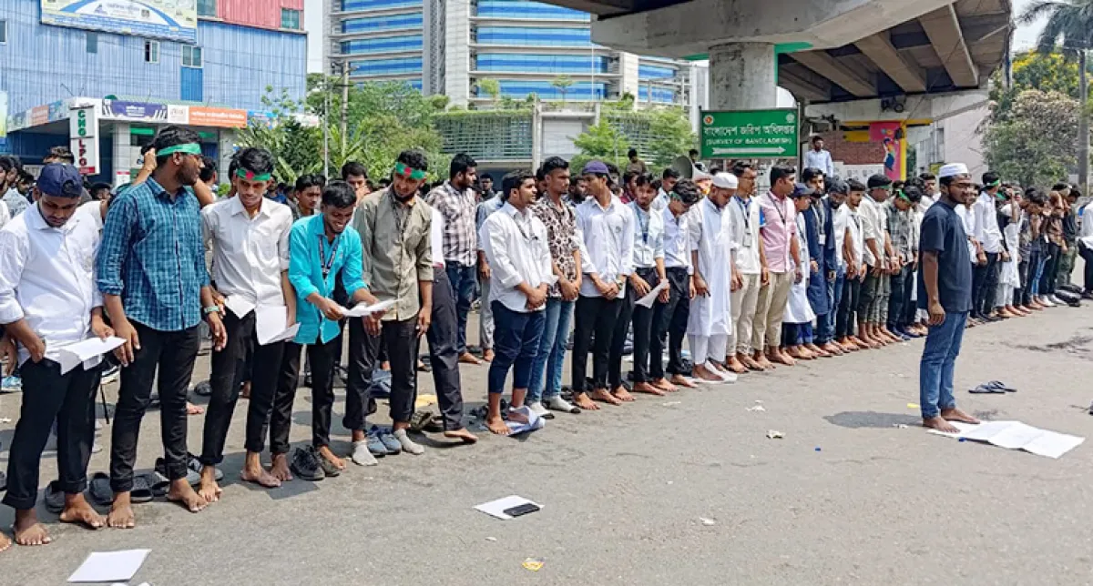 Polytechnic students pray on the streets amid protests