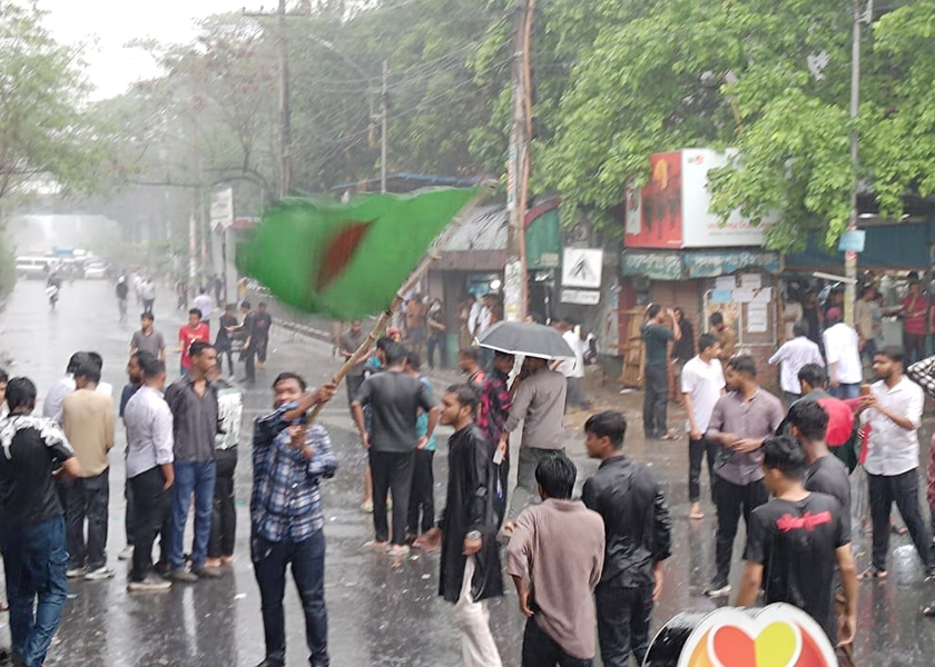 ডিজির ঘোষণার পরও বৃষ্টি উপেক্ষা করে আন্দোলনে পলিটেকনিক শিক্ষার্থীরা | কারিগরি নিউজ 