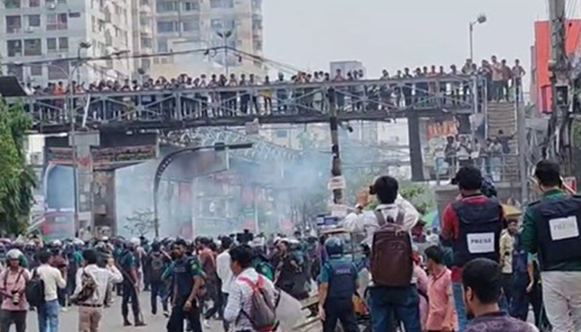 ঢাকা ও সিটি কলেজ শিক্ষার্থীদের সংঘর্ষ: পুলিশের লাঠিচার্জ, সাউন্ড গ্রেনেড | কলেজ নিউজ 