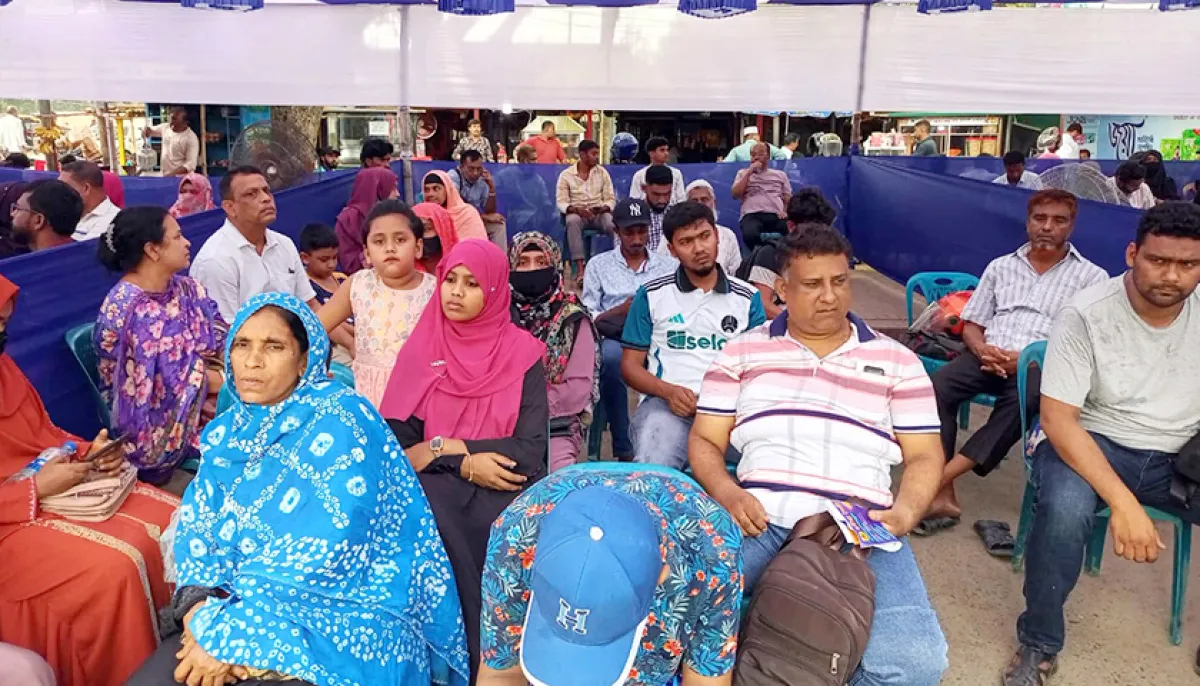 Parents are worried outside the exam hall while their children are in the exam hall