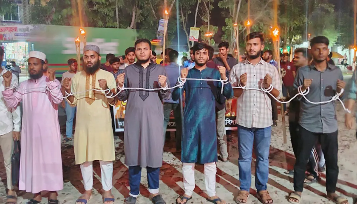 Students block dhaka kuakata highway
