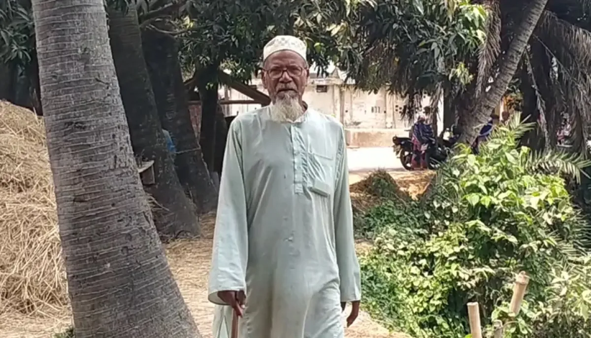 Sadeq ali is receiving praise after completing his degree at the age of 75