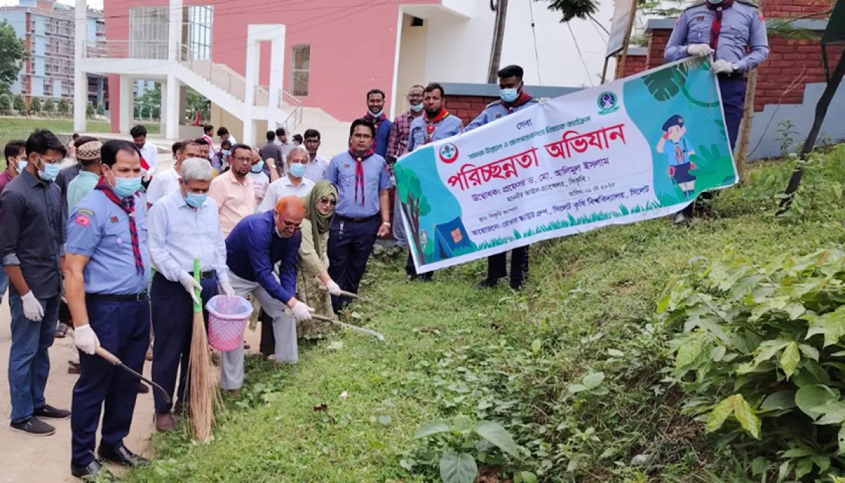 মে দিবসে সিকৃবি ক্যাম্পাসে পরিচ্ছন্নতা অভিযান