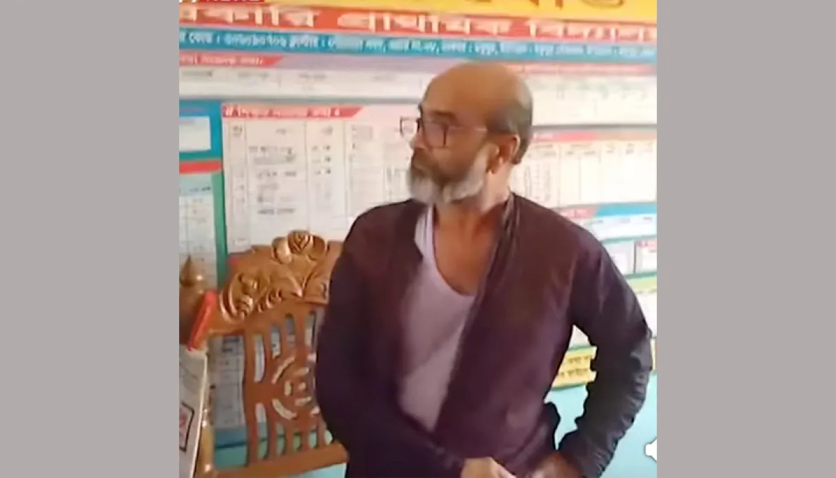 স্কুলে ঢুকে প্রধান শিক্ষককে ‌জুতাপেটা