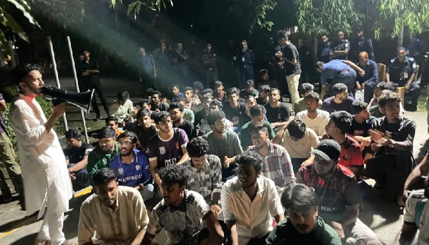 ছাত্রের হামলায় খুবি শিক্ষক আহত, গভীর রাতে ক্যাম্পাসে বিক্ষোভ | বিশ্ববিদ্যালয় নিউজ 