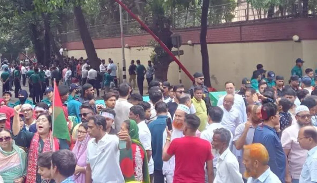 A huge crowd of leaders and activists gathers in front of firoza