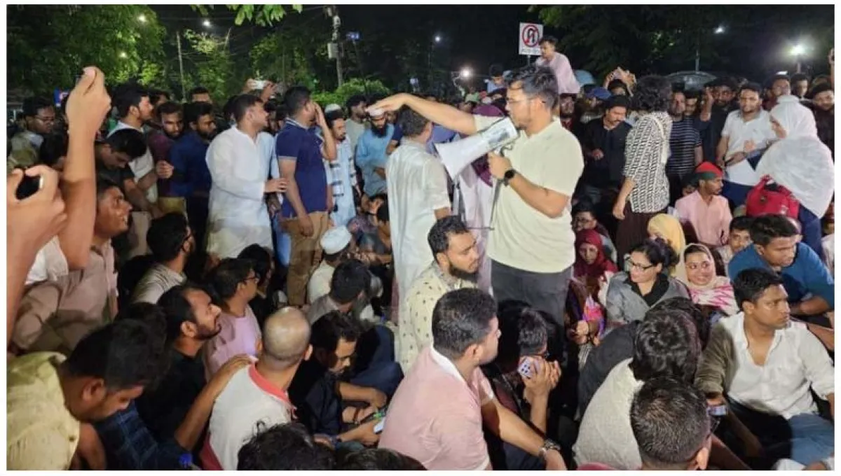 Protesters break barricades in front of chief advisors house