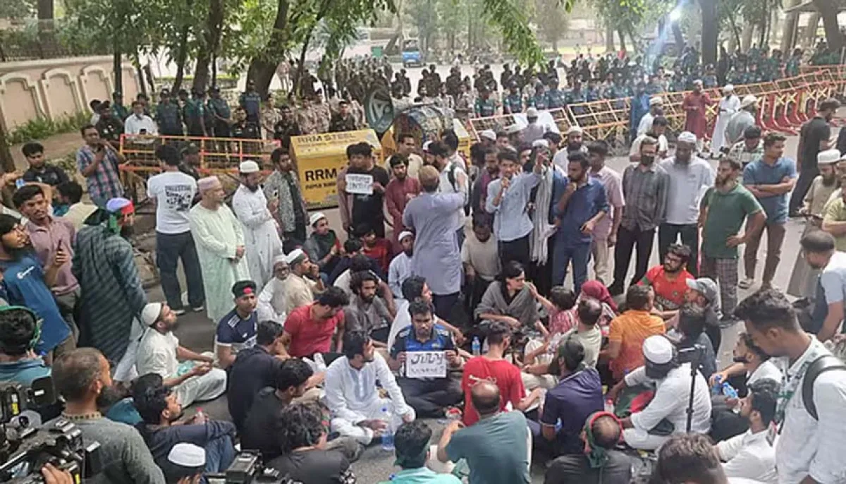 Crowd in front of jamuna in the morning demanding ban on awami league