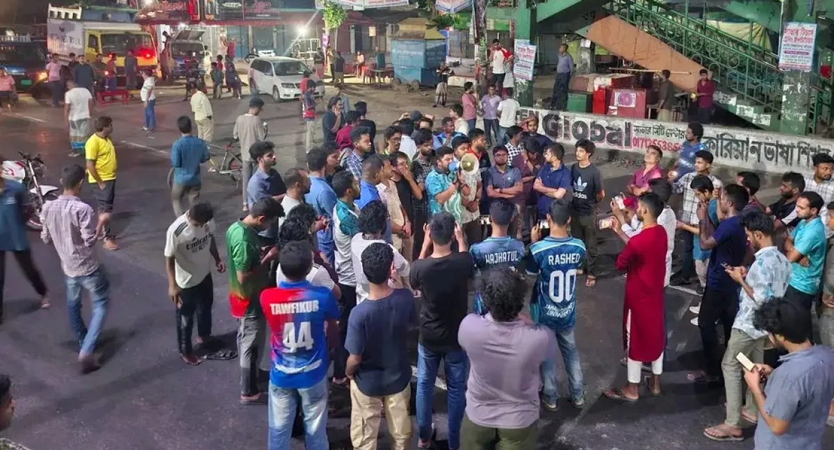 Ju students block highway at midnight demanding ban on awami league