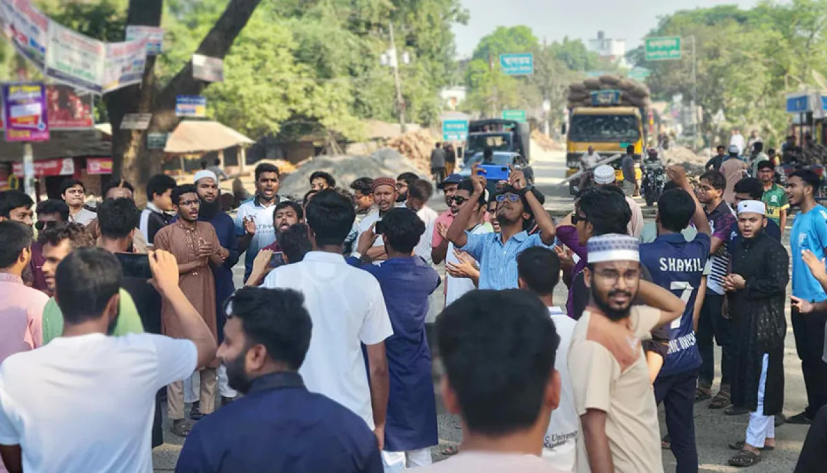 Iu students block highway demanding ban on awami league