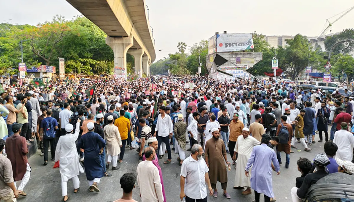 Students and public march to block shahbagh