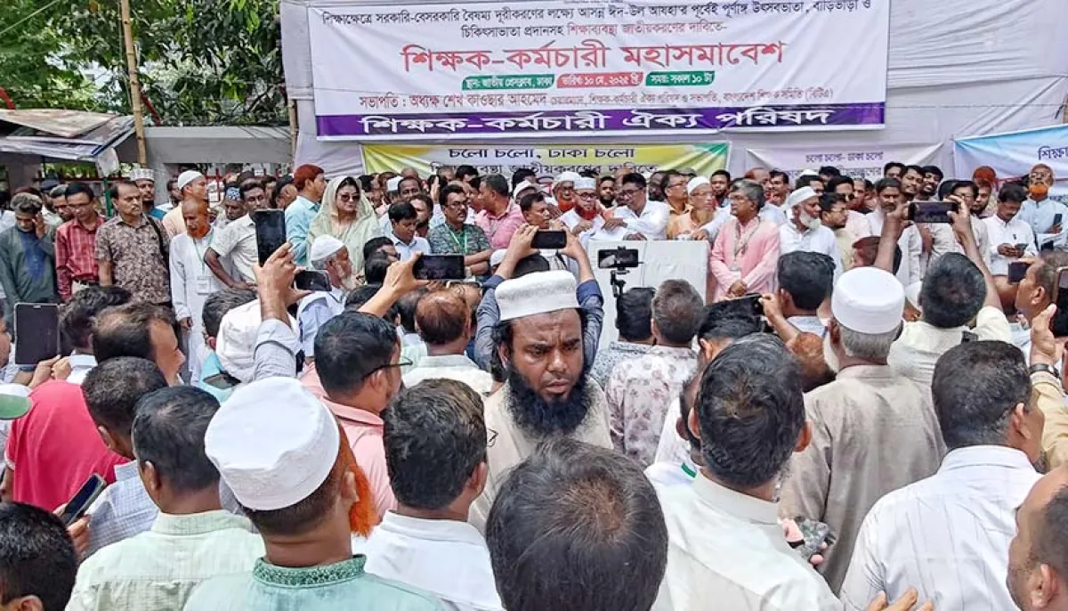 জাতীয়করণের দাবিতে হাজার হাজার শিক্ষক প্রেসক্লাবের সামনে