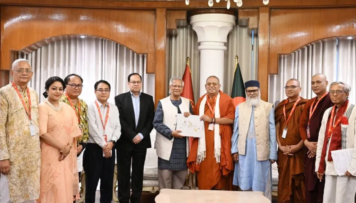 যমুনায় প্রধান উপদেষ্টা ড. মুহাম্মদ ইউনূসের সঙ্গে সাক্ষাৎ করেন বৌদ্ধ ধর্মাবলম্বী নেতারা। ছবি : পিআইডি