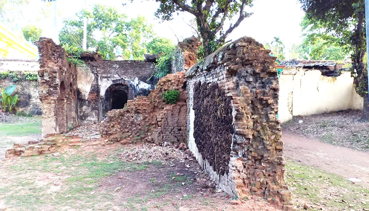 Dinajpurs traditional palace on the verge of destruction