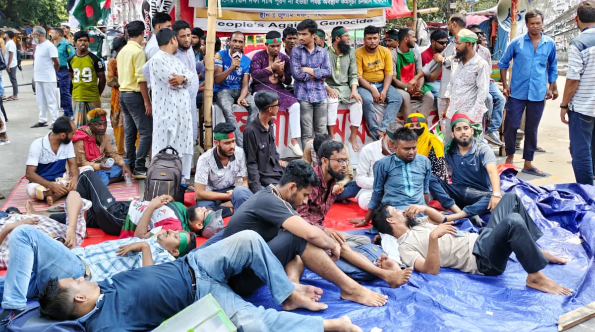 ছবিতে ছাত্র আন্দোলনে আহতদের শাহবাগ ব্লকেড