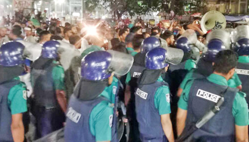 তুলে দেয়া হলো শাহবাগের ব্যারিকেড, সতর্ক অবস্থানে পুলিশ | বিবিধ নিউজ 