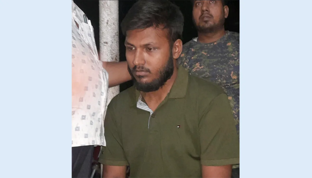 Iu students arrest banned chhatra league leader and hand him over to police station