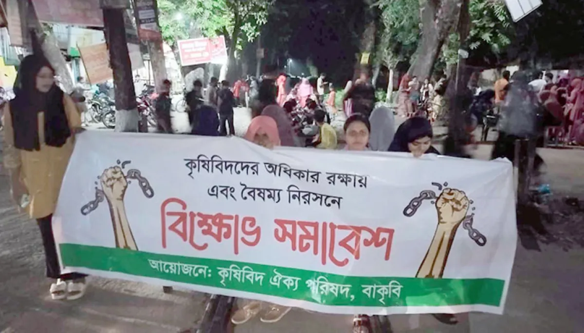 Bau students block railway line