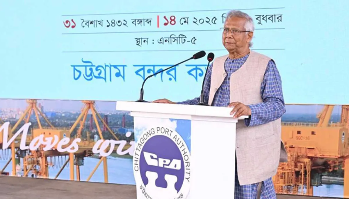 চট্টগ্রাম বন্দর পরিদর্শনকালে কথা বলছেন প্রধান উপদেষ্টা ড. মুহাম্মদ ইউনূস। ছবি : সংগৃহীত