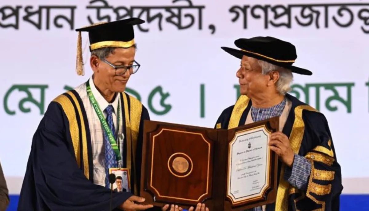 প্রধান উপদেষ্টা ড. মুহাম্মদ ইউনূসকে ডি-লিট ডিগ্রি প্রদান করা হচ্ছে। ছবি : সংগৃহীত