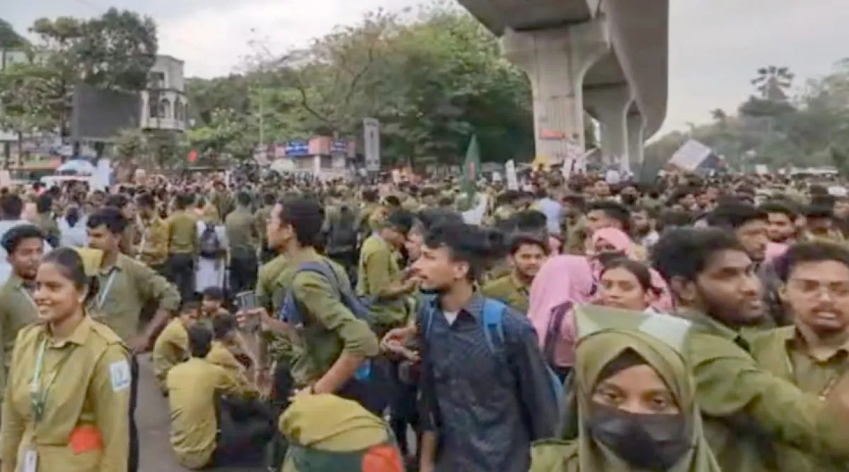 ছবিতে নার্সিং শিক্ষার্থীদের শাহবাগ অবরোধ