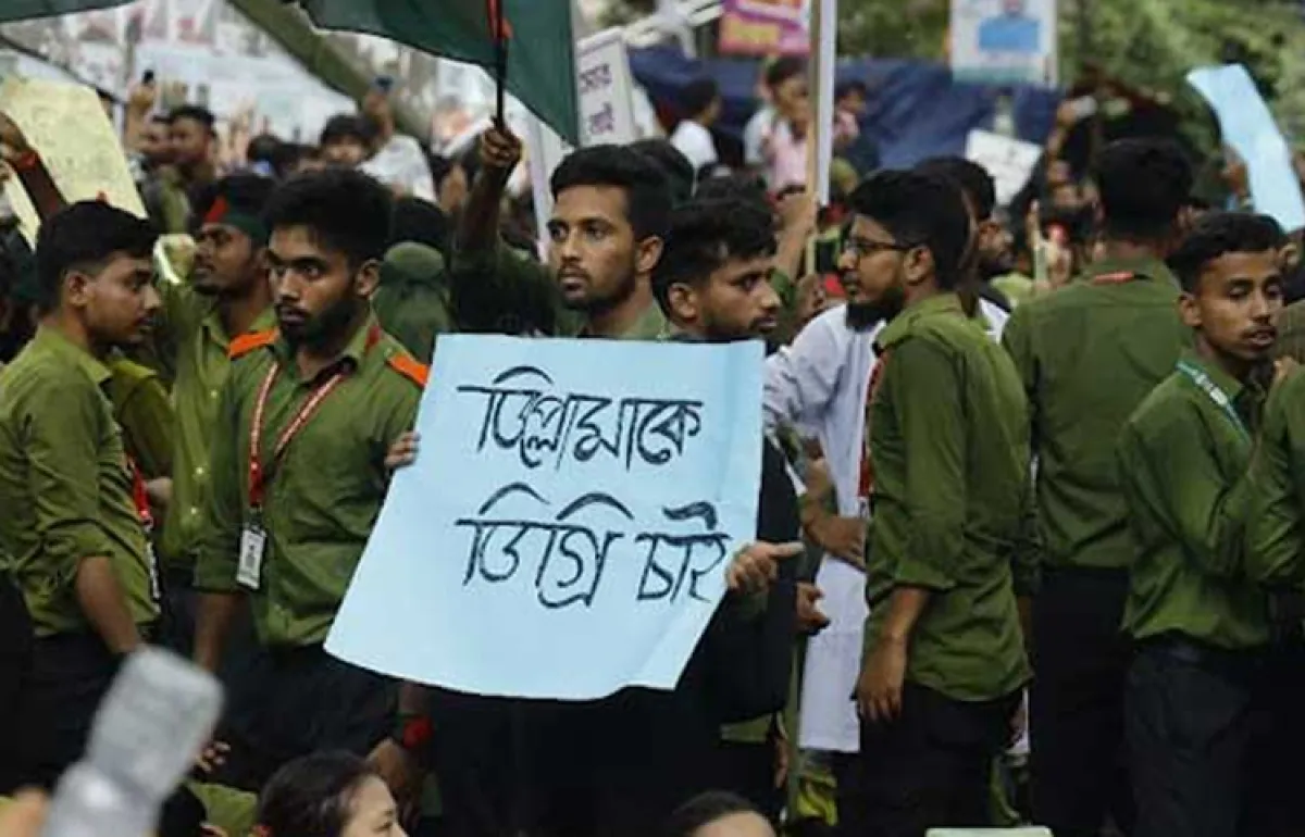 ছবিতে নার্সিং শিক্ষার্থীদের শাহবাগ অবরোধ
