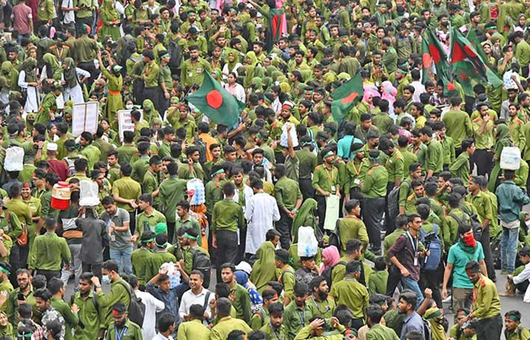 তীব্র যানজটে দুর্ভোগে যাত্রীরা, সড়ক ছাড়েনি নার্সিং শিক্ষার্থীরা | মেডিক্যাল নিউজ 