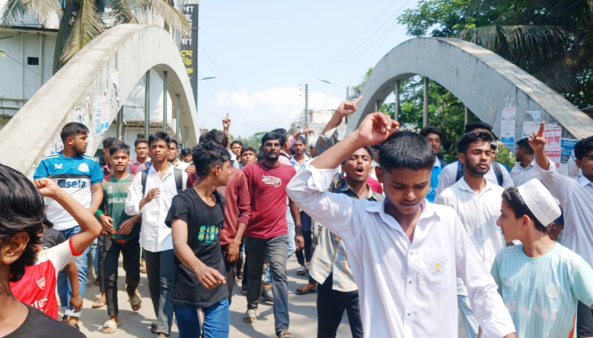 ছাত্রীর সঙ্গে ‘আপত্তিকর অবস্থায়’ শিক্ষক, জু*তার মালায় পুলিশে সোপর্দ | স্কুল নিউজ 