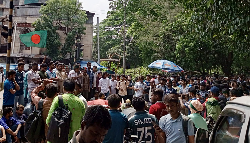 নামাজ শেষে জবি শিক্ষার্থীদের সমাবেশ শুরু | বিশ্ববিদ্যালয় নিউজ 