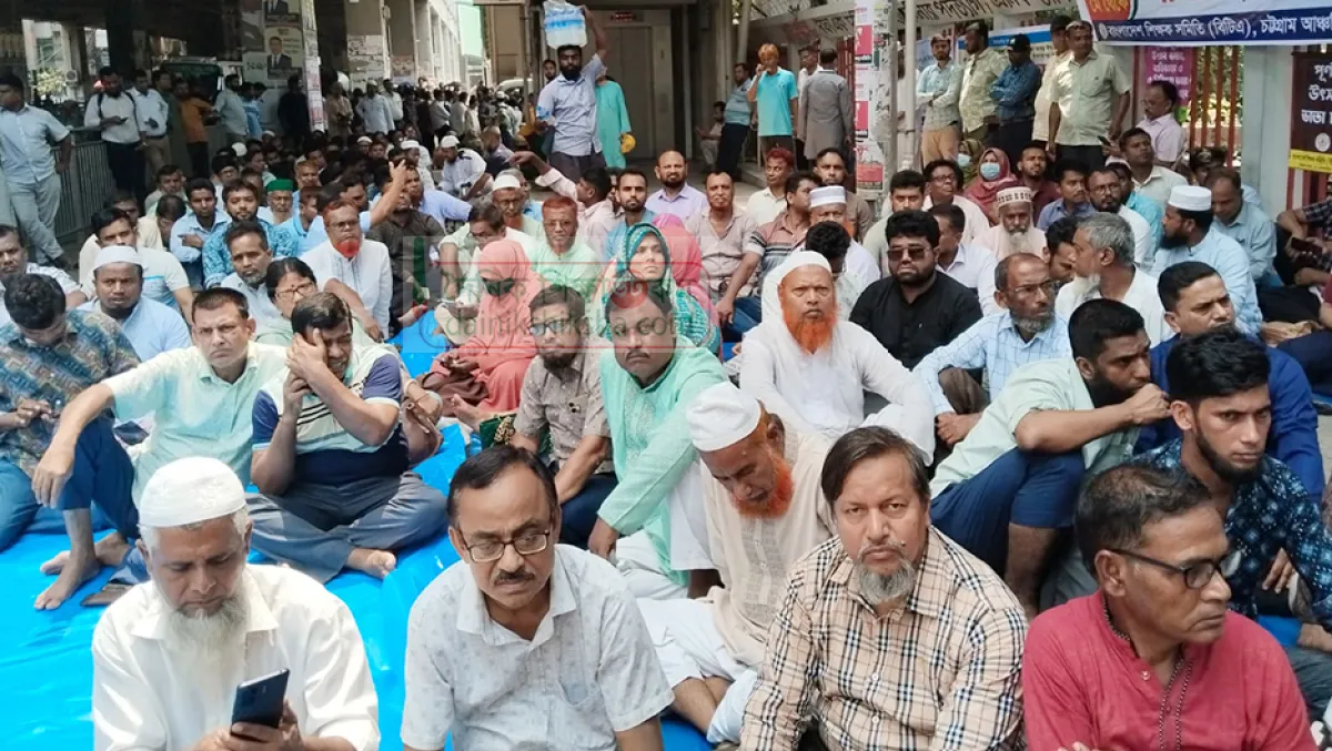 ছবিতে জাতীয়করণ দাবিতে এমপিওভুক্ত শিক্ষকদের লাগাতার অবস্থান