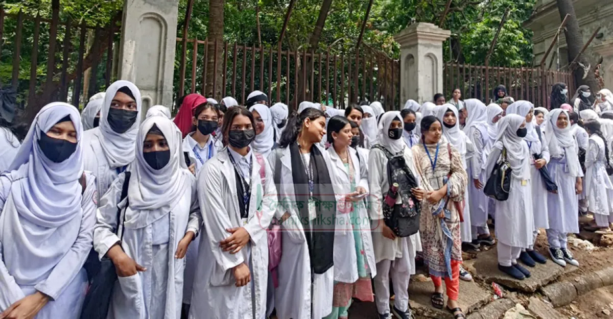 Polytechnic students stance in front of the high court