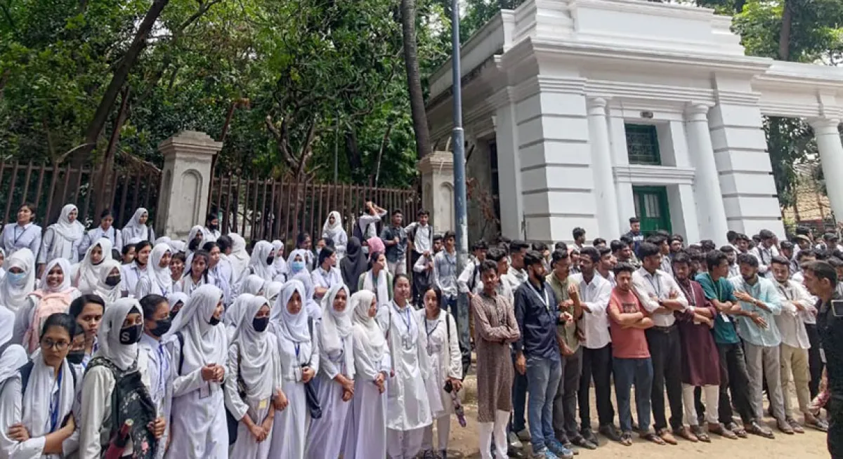 হাইকোর্টের সামনে পলিটেকনিক শিক্ষার্থীদের অবস্থান