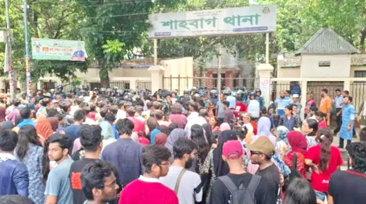 Du students again besiege shahbagh police station demanding justice for shammo
