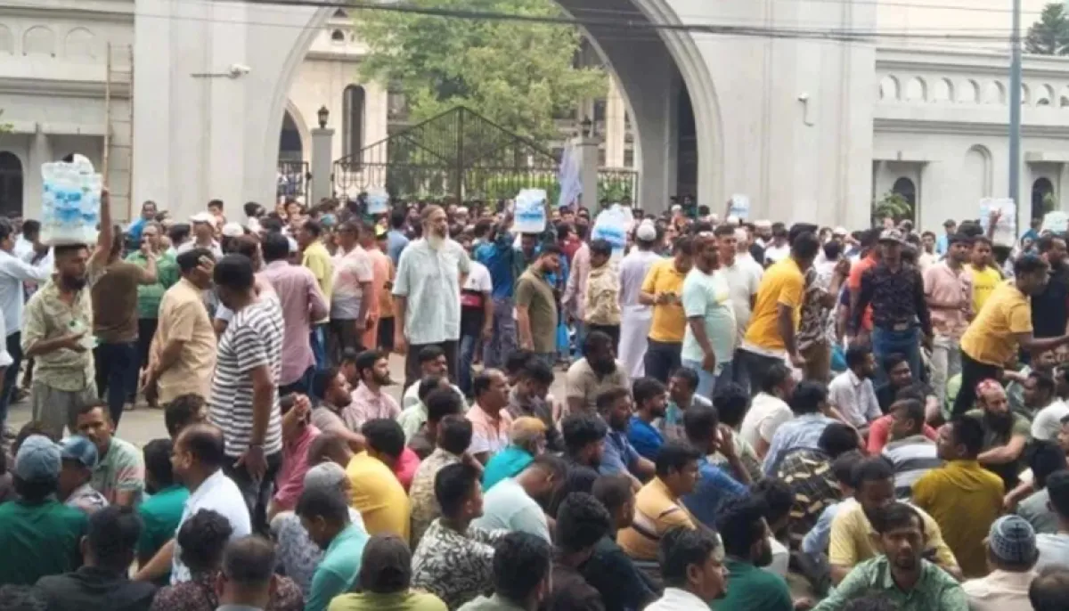 Service halted as ishraques supporters lock nagar bhaban