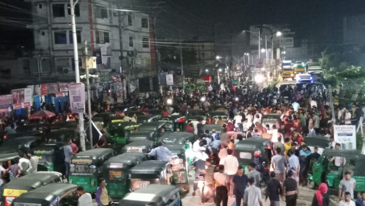 মধ্যরাতে শিক্ষার্থীদের সড়ক অবরোধ | বিশ্ববিদ্যালয় নিউজ 