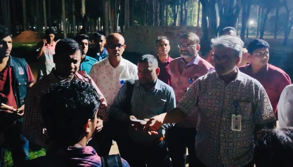 সোহরাওয়ার্দী উদ্যান পরিদর্শনে ঢাবি উপাচার্য। ছবি : সংগৃহীত