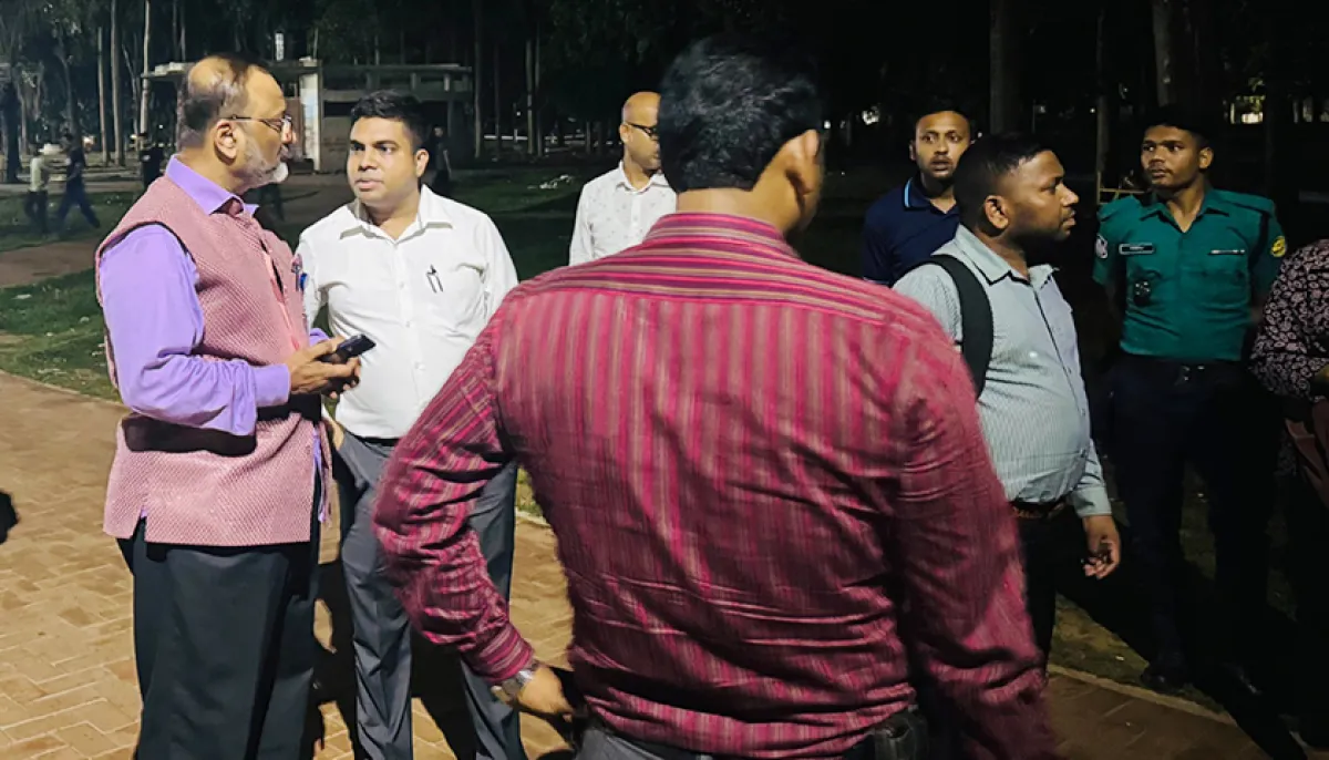 সোহরাওয়ার্দী উদ্যান পরিদর্শনে ঢাবি উপাচার্য। ছবি : সংগৃহীত