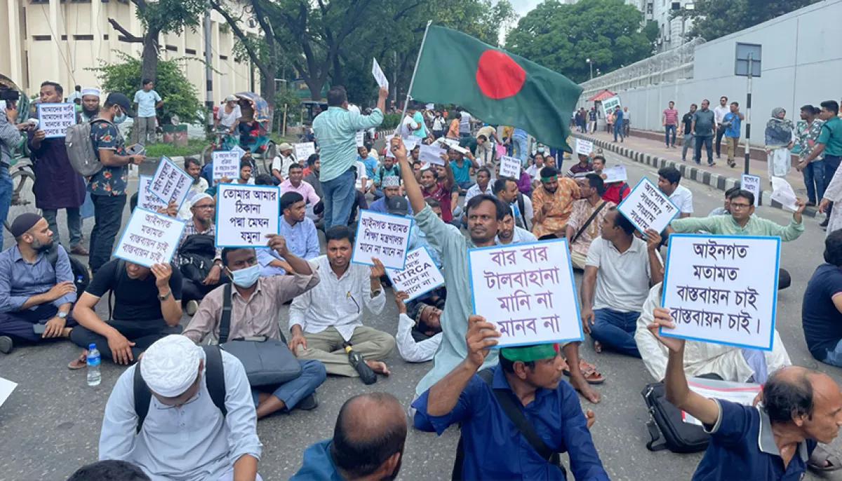 17th teacher registration holders stand in front of the secretariat demanding appointments