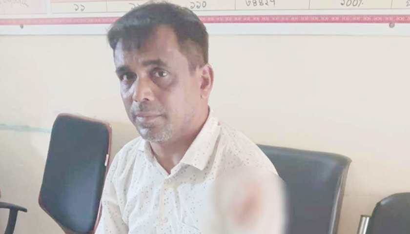স্কুলে আড্ডা দিতে বারণ করায় শিক্ষকের ওপর হা/মলা | স্কুল নিউজ 