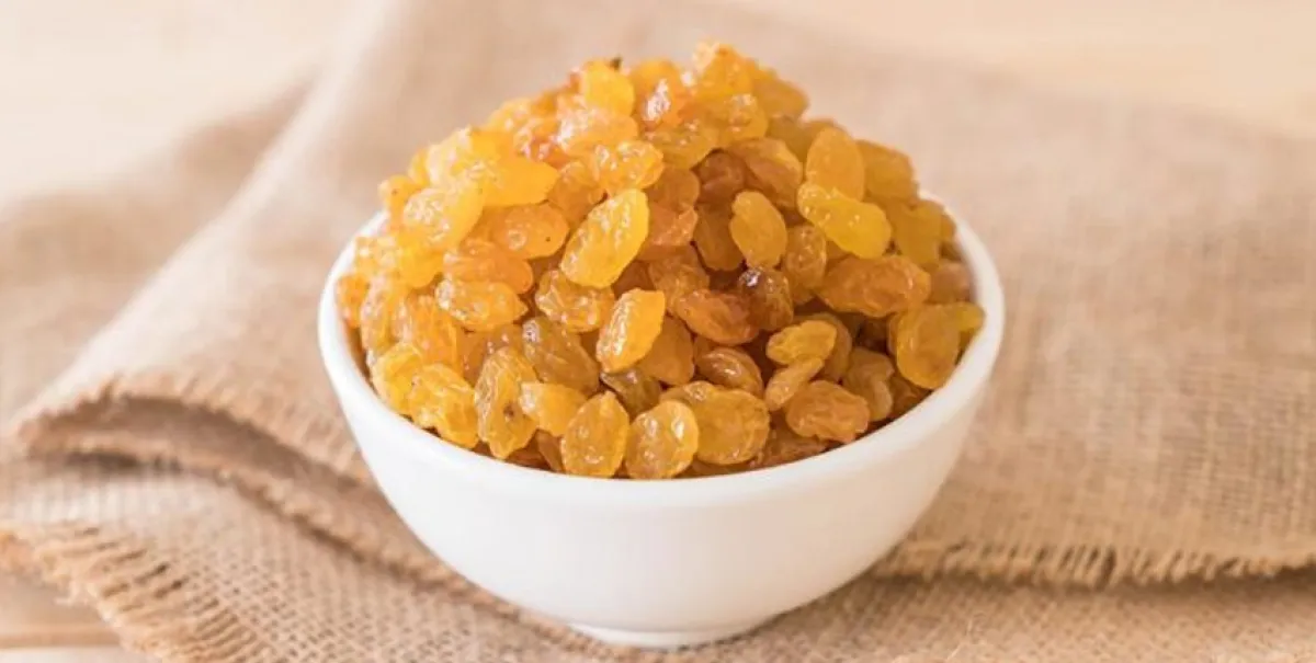 What happens if you eat raisins soaked in hot weather