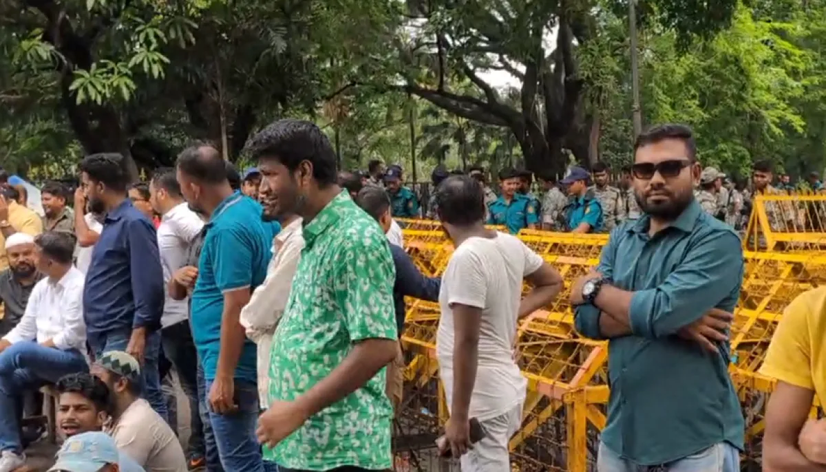 Ishraq supporters remain adamant additional rab and police in front of the jamuna