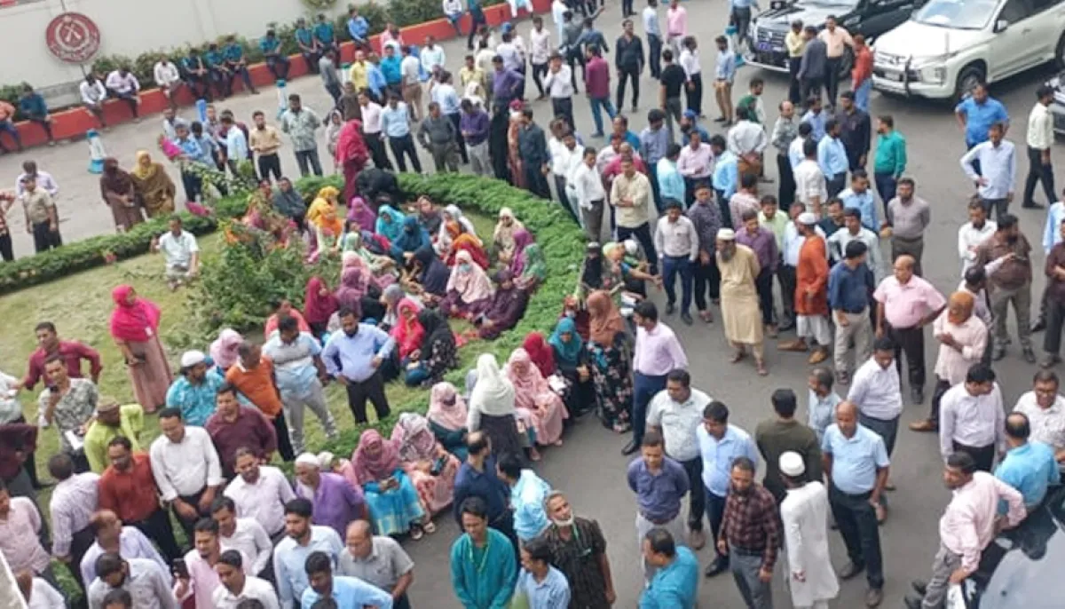Protest by officials and employees at the secretariat