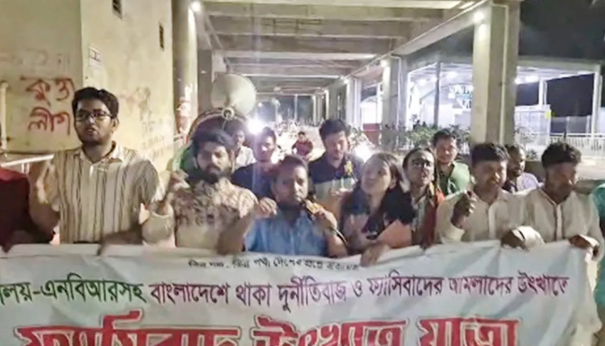 Students march towards the secretariat to overthrow fascism