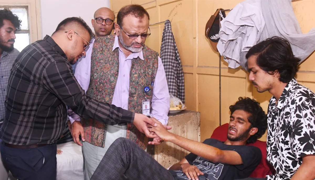 Du administration protests after two students were beaten up at chandni chowk